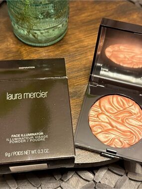 laura mercier Illuminating Face Powder — Peach Coral Glow